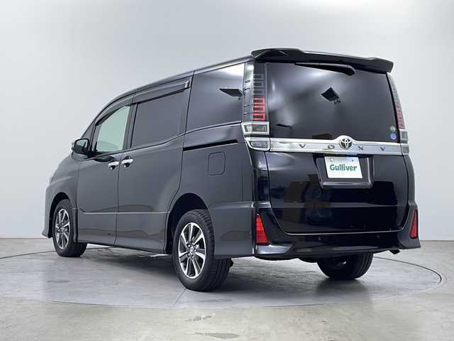 トヨタ ヴォクシー ZS 煌Ⅱ 道央・札幌 2019(平31)年 4.6万km ブラック ・４WD/・ワンオーナー/・衝突軽減ブレーキ/・社外ナビ/・CD/BT/USB/DVD/フルセグTV/・両側パワースライドドア/・コーナーセンサー/・レーンキープアシスト/・クルーズコントロール/・後席モニター/・オートエアコン/・LEDオートライト/・プッシュスタート/・スマートキー/・アイドリングストップ/・ビルトインＥＴＣ/・オートリトラミラー/・オートハイビーム/・純正フロアマット/・ドアバイザー/・フォグライト/・ウィンカーミラー