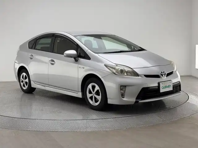 トヨタ プリウス S 兵庫県 2013(平25)年 9.6万km シルバーM 純正ＨＤＤナビ　/Ｂｌｕｅｔｏｏｔｈ／フルセグ/CD/DVD/スマートキー　/プッシュスタート　/ビルトインＥＴＣ　/純正フロアマット　/オートライト　/ＨＩＤヘッドライト　/純正１５インチアルミホイール　/純正フロアマット/横滑り防止装置