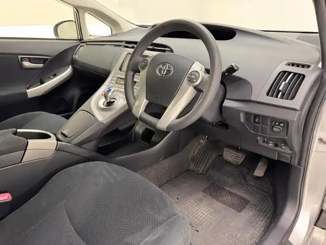 トヨタ プリウス S 兵庫県 2013(平25)年 9.6万km シルバーM 純正ＨＤＤナビ　/Ｂｌｕｅｔｏｏｔｈ／フルセグ/CD/DVD/スマートキー　/プッシュスタート　/ビルトインＥＴＣ　/純正フロアマット　/オートライト　/ＨＩＤヘッドライト　/純正１５インチアルミホイール　/純正フロアマット/横滑り防止装置