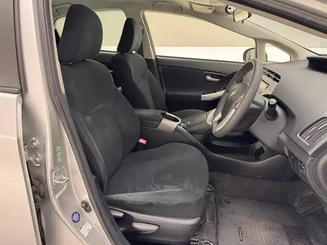 トヨタ プリウス S 兵庫県 2013(平25)年 9.6万km シルバーM 純正ＨＤＤナビ　/Ｂｌｕｅｔｏｏｔｈ／フルセグ/CD/DVD/スマートキー　/プッシュスタート　/ビルトインＥＴＣ　/純正フロアマット　/オートライト　/ＨＩＤヘッドライト　/純正１５インチアルミホイール　/純正フロアマット/横滑り防止装置