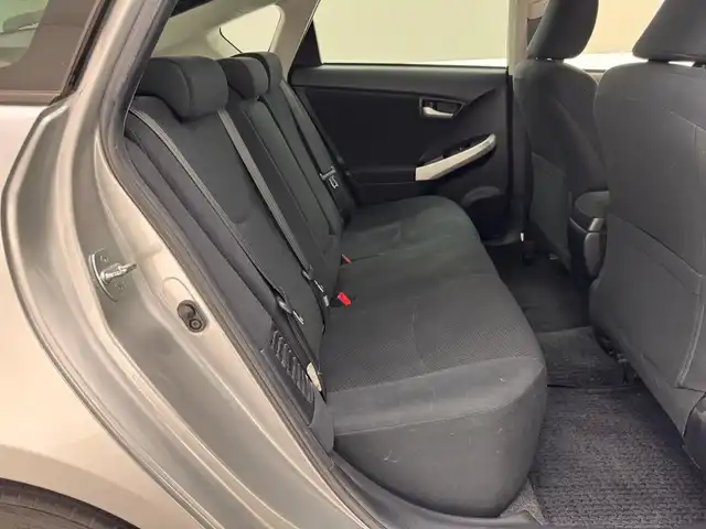 トヨタ プリウス S 兵庫県 2013(平25)年 9.6万km シルバーM 純正ＨＤＤナビ　/Ｂｌｕｅｔｏｏｔｈ／フルセグ/CD/DVD/スマートキー　/プッシュスタート　/ビルトインＥＴＣ　/純正フロアマット　/オートライト　/ＨＩＤヘッドライト　/純正１５インチアルミホイール　/純正フロアマット/横滑り防止装置