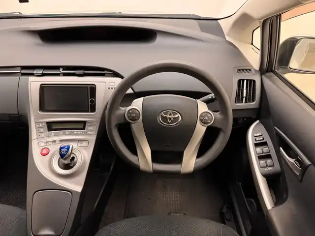 トヨタ プリウス S 兵庫県 2013(平25)年 9.6万km シルバーM 純正ＨＤＤナビ　/Ｂｌｕｅｔｏｏｔｈ／フルセグ/CD/DVD/スマートキー　/プッシュスタート　/ビルトインＥＴＣ　/純正フロアマット　/オートライト　/ＨＩＤヘッドライト　/純正１５インチアルミホイール　/純正フロアマット/横滑り防止装置