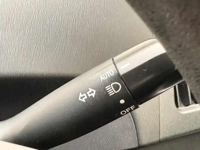トヨタ プリウス S 兵庫県 2013(平25)年 9.6万km シルバーM 純正ＨＤＤナビ　/Ｂｌｕｅｔｏｏｔｈ／フルセグ/CD/DVD/スマートキー　/プッシュスタート　/ビルトインＥＴＣ　/純正フロアマット　/オートライト　/ＨＩＤヘッドライト　/純正１５インチアルミホイール　/純正フロアマット/横滑り防止装置