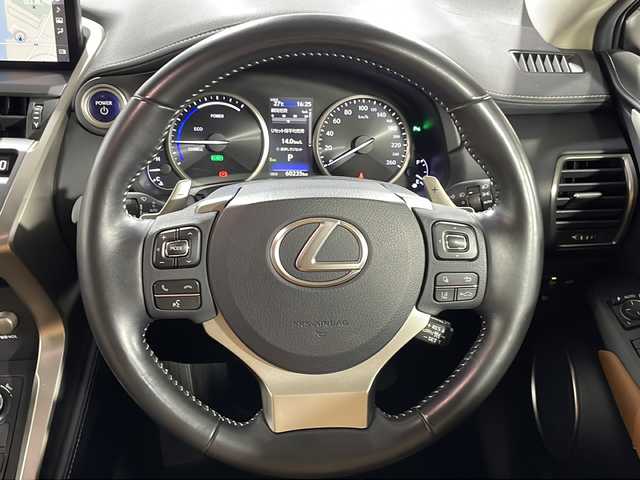 レクサス ＮＸ 300h バージョンL 広島県 2020(令2)年 6.1万km ソニッククォーツ 禁煙車/純正１０．３型ナビ/パノラミックビューモニター/３眼ＬＥＤ/温冷シート/パワーシート/革シート/ブラインドスポットモニター/レーダークルーズコントロール/ホールド機能付電動パーキングブレーキ/ステアリングヒーター/自動防眼ミラー/パドルシフト/オートマチックハイビーム/電動リアゲート/ドラレコ/ETC/MTモード付AT