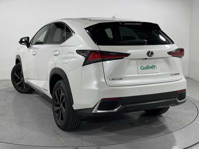 レクサス ＮＸ 300h バージョンL 広島県 2020(令2)年 6.1万km ソニッククォーツ 禁煙車/純正１０．３型ナビ/パノラミックビューモニター/３眼ＬＥＤ/温冷シート/パワーシート/革シート/ブラインドスポットモニター/レーダークルーズコントロール/ホールド機能付電動パーキングブレーキ/ステアリングヒーター/自動防眼ミラー/パドルシフト/オートマチックハイビーム/電動リアゲート/ドラレコ/ETC/MTモード付AT