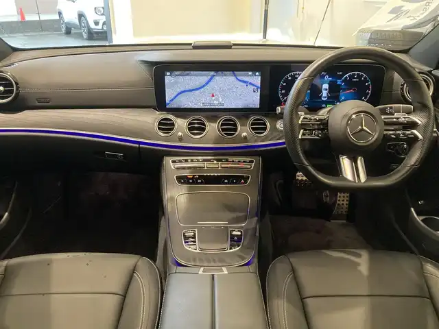メルセデス・ベンツ Ｅ２００ スポーツ 熊本県 2021(令3)年 2.8万km ダイヤモンドホワイト ・スマートキー/・プッシュスタート/・パノラマサンルーフ/・アクティブステアリングアシスト/・道路標識アシスト/・アクティブレーンキーピングアシスト/・アクティブブレーキアシスト/・アテンションアシスト/・レーンチェンジアシスト/・ブラインドスポットモニター/・信号表示/・インテリジェントライトシステム/・クルーズコントロール(追従式)/・黒革シート/・前席パワーシート/・全席シートヒーター/・純正HDDナビ/　【Bluetooth・USB・AppleCarPlay・AndroidAuto】/・Burmesterサウンドシステム/・フルセグTV/・全方位カメラ/・ETC2.0/・ヘッドアップディスプレイ/・ドライブレコーダー(前後録画)/・パワートランク/・LEDヘッドランプ/・純正マット/・保証書/取説