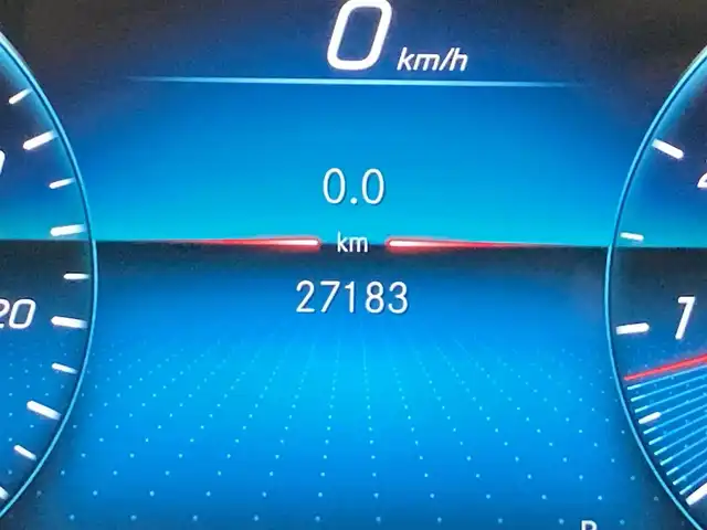 メルセデス・ベンツ Ｅ２００ スポーツ 熊本県 2021(令3)年 2.8万km ダイヤモンドホワイト ・スマートキー/・プッシュスタート/・パノラマサンルーフ/・アクティブステアリングアシスト/・道路標識アシスト/・アクティブレーンキーピングアシスト/・アクティブブレーキアシスト/・アテンションアシスト/・レーンチェンジアシスト/・ブラインドスポットモニター/・信号表示/・インテリジェントライトシステム/・クルーズコントロール(追従式)/・黒革シート/・前席パワーシート/・全席シートヒーター/・純正HDDナビ/　【Bluetooth・USB・AppleCarPlay・AndroidAuto】/・Burmesterサウンドシステム/・フルセグTV/・全方位カメラ/・ETC2.0/・ヘッドアップディスプレイ/・ドライブレコーダー(前後録画)/・パワートランク/・LEDヘッドランプ/・純正マット/・保証書/取説