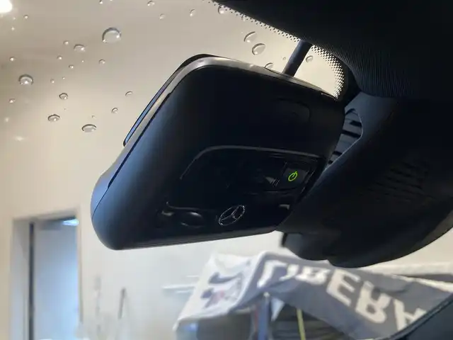 メルセデス・ベンツ Ｅ２００ スポーツ 熊本県 2021(令3)年 2.8万km ダイヤモンドホワイト ・スマートキー/・プッシュスタート/・パノラマサンルーフ/・アクティブステアリングアシスト/・道路標識アシスト/・アクティブレーンキーピングアシスト/・アクティブブレーキアシスト/・アテンションアシスト/・レーンチェンジアシスト/・ブラインドスポットモニター/・信号表示/・インテリジェントライトシステム/・クルーズコントロール(追従式)/・黒革シート/・前席パワーシート/・全席シートヒーター/・純正HDDナビ/　【Bluetooth・USB・AppleCarPlay・AndroidAuto】/・Burmesterサウンドシステム/・フルセグTV/・全方位カメラ/・ETC2.0/・ヘッドアップディスプレイ/・ドライブレコーダー(前後録画)/・パワートランク/・LEDヘッドランプ/・純正マット/・保証書/取説