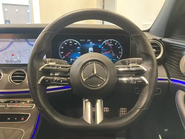 メルセデス・ベンツ Ｅ２００ スポーツ 熊本県 2021(令3)年 2.8万km ダイヤモンドホワイト ・スマートキー/・プッシュスタート/・パノラマサンルーフ/・アクティブステアリングアシスト/・道路標識アシスト/・アクティブレーンキーピングアシスト/・アクティブブレーキアシスト/・アテンションアシスト/・レーンチェンジアシスト/・ブラインドスポットモニター/・信号表示/・インテリジェントライトシステム/・クルーズコントロール(追従式)/・黒革シート/・前席パワーシート/・全席シートヒーター/・純正HDDナビ/　【Bluetooth・USB・AppleCarPlay・AndroidAuto】/・Burmesterサウンドシステム/・フルセグTV/・全方位カメラ/・ETC2.0/・ヘッドアップディスプレイ/・ドライブレコーダー(前後録画)/・パワートランク/・LEDヘッドランプ/・純正マット/・保証書/取説
