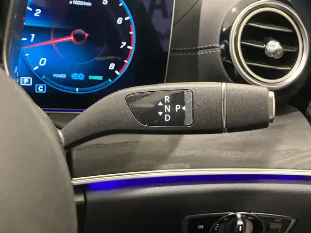メルセデス・ベンツ Ｅ２００ スポーツ 熊本県 2021(令3)年 2.8万km ダイヤモンドホワイト ・スマートキー/・プッシュスタート/・パノラマサンルーフ/・アクティブステアリングアシスト/・道路標識アシスト/・アクティブレーンキーピングアシスト/・アクティブブレーキアシスト/・アテンションアシスト/・レーンチェンジアシスト/・ブラインドスポットモニター/・信号表示/・インテリジェントライトシステム/・クルーズコントロール(追従式)/・黒革シート/・前席パワーシート/・全席シートヒーター/・純正HDDナビ/　【Bluetooth・USB・AppleCarPlay・AndroidAuto】/・Burmesterサウンドシステム/・フルセグTV/・全方位カメラ/・ETC2.0/・ヘッドアップディスプレイ/・ドライブレコーダー(前後録画)/・パワートランク/・LEDヘッドランプ/・純正マット/・保証書/取説