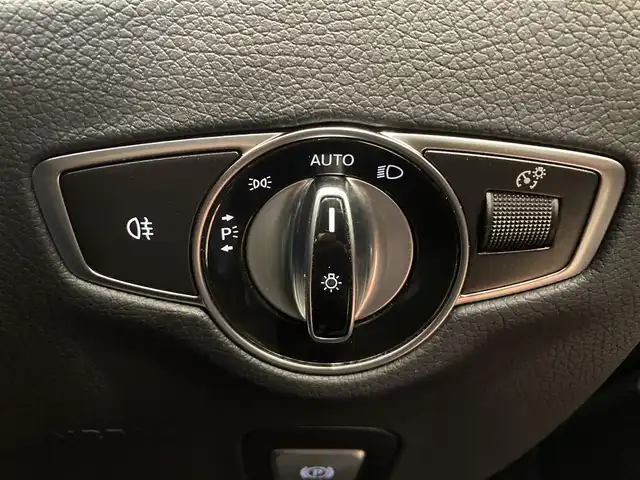 メルセデス・ベンツ Ｅ２００ スポーツ 熊本県 2021(令3)年 2.8万km ダイヤモンドホワイト ・スマートキー/・プッシュスタート/・パノラマサンルーフ/・アクティブステアリングアシスト/・道路標識アシスト/・アクティブレーンキーピングアシスト/・アクティブブレーキアシスト/・アテンションアシスト/・レーンチェンジアシスト/・ブラインドスポットモニター/・信号表示/・インテリジェントライトシステム/・クルーズコントロール(追従式)/・黒革シート/・前席パワーシート/・全席シートヒーター/・純正HDDナビ/　【Bluetooth・USB・AppleCarPlay・AndroidAuto】/・Burmesterサウンドシステム/・フルセグTV/・全方位カメラ/・ETC2.0/・ヘッドアップディスプレイ/・ドライブレコーダー(前後録画)/・パワートランク/・LEDヘッドランプ/・純正マット/・保証書/取説