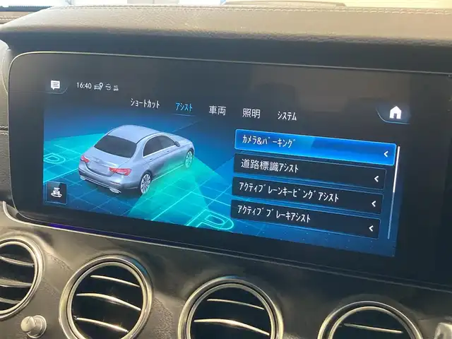 メルセデス・ベンツ Ｅ２００ スポーツ 熊本県 2021(令3)年 2.8万km ダイヤモンドホワイト ・スマートキー/・プッシュスタート/・パノラマサンルーフ/・アクティブステアリングアシスト/・道路標識アシスト/・アクティブレーンキーピングアシスト/・アクティブブレーキアシスト/・アテンションアシスト/・レーンチェンジアシスト/・ブラインドスポットモニター/・信号表示/・インテリジェントライトシステム/・クルーズコントロール(追従式)/・黒革シート/・前席パワーシート/・全席シートヒーター/・純正HDDナビ/　【Bluetooth・USB・AppleCarPlay・AndroidAuto】/・Burmesterサウンドシステム/・フルセグTV/・全方位カメラ/・ETC2.0/・ヘッドアップディスプレイ/・ドライブレコーダー(前後録画)/・パワートランク/・LEDヘッドランプ/・純正マット/・保証書/取説