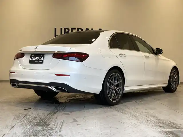 メルセデス・ベンツ Ｅ２００ スポーツ 熊本県 2021(令3)年 2.8万km ダイヤモンドホワイト ・スマートキー/・プッシュスタート/・パノラマサンルーフ/・アクティブステアリングアシスト/・道路標識アシスト/・アクティブレーンキーピングアシスト/・アクティブブレーキアシスト/・アテンションアシスト/・レーンチェンジアシスト/・ブラインドスポットモニター/・信号表示/・インテリジェントライトシステム/・クルーズコントロール(追従式)/・黒革シート/・前席パワーシート/・全席シートヒーター/・純正HDDナビ/　【Bluetooth・USB・AppleCarPlay・AndroidAuto】/・Burmesterサウンドシステム/・フルセグTV/・全方位カメラ/・ETC2.0/・ヘッドアップディスプレイ/・ドライブレコーダー(前後録画)/・パワートランク/・LEDヘッドランプ/・純正マット/・保証書/取説