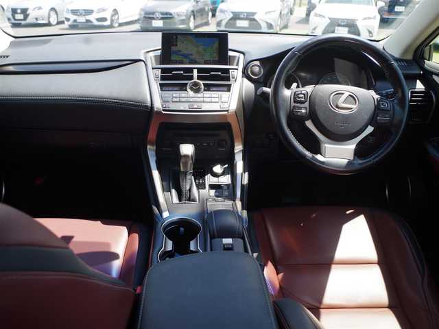 レクサス ＮＸ 200t Iパッケージ 千葉県 2015(平27)年 7.4万km ソニッククォーツ Lexus Safety System+/・プリクラッシュセーフティ/・レーンディパーチャーアラート/・オートハイビーム/・レーダークルーズコントロール/アイドリングストップ/レザーシート/前席パワーシート/シートヒーター/純正SDナビ/地デジTV/【DVD/CD再生機能　Bluetooth接続】/サイド/バックカメラ/革巻きステアリング/ステアリングヒーター/ステアリングスイッチ/ETC/3眼LEDヘッドライト/LEDフォグライト/ウインカーミラー/純正17インチアルミホイル/サイド/カーテンエアバッグ/スマートキー