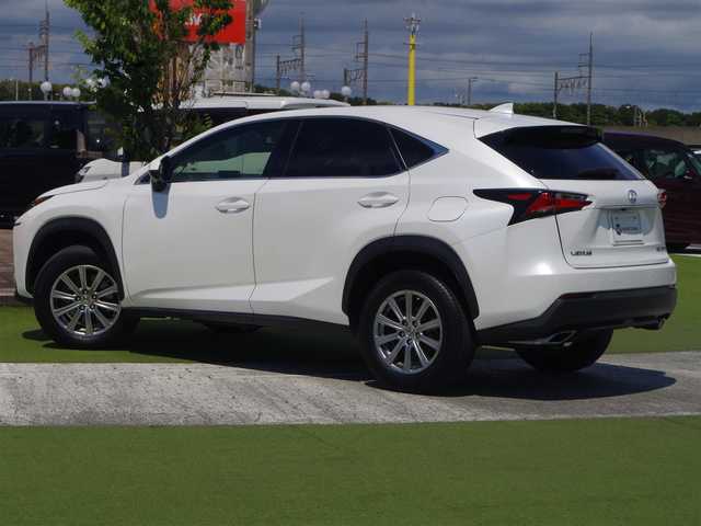 レクサス ＮＸ 200t Iパッケージ 千葉県 2015(平27)年 7.4万km ソニッククォーツ Lexus Safety System+/・プリクラッシュセーフティ/・レーンディパーチャーアラート/・オートハイビーム/・レーダークルーズコントロール/アイドリングストップ/レザーシート/前席パワーシート/シートヒーター/純正SDナビ/地デジTV/【DVD/CD再生機能　Bluetooth接続】/サイド/バックカメラ/革巻きステアリング/ステアリングヒーター/ステアリングスイッチ/ETC/3眼LEDヘッドライト/LEDフォグライト/ウインカーミラー/純正17インチアルミホイル/サイド/カーテンエアバッグ/スマートキー