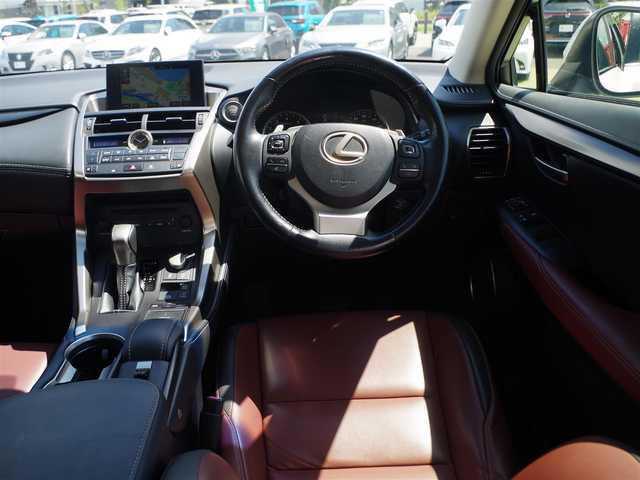 レクサス ＮＸ 200t Iパッケージ 千葉県 2015(平27)年 7.4万km ソニッククォーツ Lexus Safety System+/・プリクラッシュセーフティ/・レーンディパーチャーアラート/・オートハイビーム/・レーダークルーズコントロール/アイドリングストップ/レザーシート/前席パワーシート/シートヒーター/純正SDナビ/地デジTV/【DVD/CD再生機能　Bluetooth接続】/サイド/バックカメラ/革巻きステアリング/ステアリングヒーター/ステアリングスイッチ/ETC/3眼LEDヘッドライト/LEDフォグライト/ウインカーミラー/純正17インチアルミホイル/サイド/カーテンエアバッグ/スマートキー