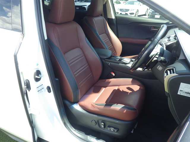 レクサス ＮＸ 200t Iパッケージ 千葉県 2015(平27)年 7.4万km ソニッククォーツ Lexus Safety System+/・プリクラッシュセーフティ/・レーンディパーチャーアラート/・オートハイビーム/・レーダークルーズコントロール/アイドリングストップ/レザーシート/前席パワーシート/シートヒーター/純正SDナビ/地デジTV/【DVD/CD再生機能　Bluetooth接続】/サイド/バックカメラ/革巻きステアリング/ステアリングヒーター/ステアリングスイッチ/ETC/3眼LEDヘッドライト/LEDフォグライト/ウインカーミラー/純正17インチアルミホイル/サイド/カーテンエアバッグ/スマートキー