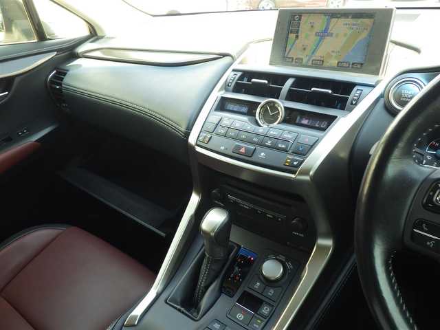 レクサス ＮＸ 200t Iパッケージ 千葉県 2015(平27)年 7.4万km ソニッククォーツ Lexus Safety System+/・プリクラッシュセーフティ/・レーンディパーチャーアラート/・オートハイビーム/・レーダークルーズコントロール/アイドリングストップ/レザーシート/前席パワーシート/シートヒーター/純正SDナビ/地デジTV/【DVD/CD再生機能　Bluetooth接続】/サイド/バックカメラ/革巻きステアリング/ステアリングヒーター/ステアリングスイッチ/ETC/3眼LEDヘッドライト/LEDフォグライト/ウインカーミラー/純正17インチアルミホイル/サイド/カーテンエアバッグ/スマートキー