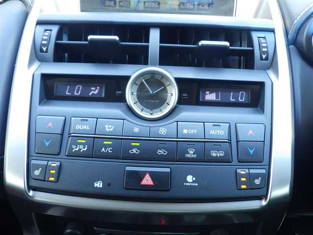 レクサス ＮＸ 200t Iパッケージ 千葉県 2015(平27)年 7.4万km ソニッククォーツ Lexus Safety System+/・プリクラッシュセーフティ/・レーンディパーチャーアラート/・オートハイビーム/・レーダークルーズコントロール/アイドリングストップ/レザーシート/前席パワーシート/シートヒーター/純正SDナビ/地デジTV/【DVD/CD再生機能　Bluetooth接続】/サイド/バックカメラ/革巻きステアリング/ステアリングヒーター/ステアリングスイッチ/ETC/3眼LEDヘッドライト/LEDフォグライト/ウインカーミラー/純正17インチアルミホイル/サイド/カーテンエアバッグ/スマートキー