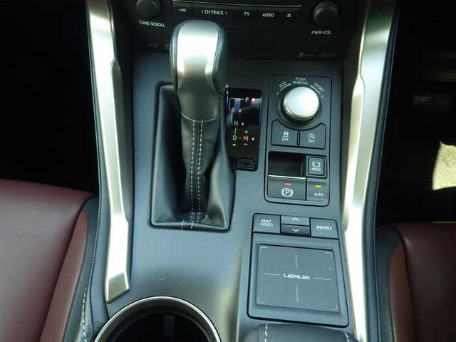 レクサス ＮＸ 200t Iパッケージ 千葉県 2015(平27)年 7.4万km ソニッククォーツ Lexus Safety System+/・プリクラッシュセーフティ/・レーンディパーチャーアラート/・オートハイビーム/・レーダークルーズコントロール/アイドリングストップ/レザーシート/前席パワーシート/シートヒーター/純正SDナビ/地デジTV/【DVD/CD再生機能　Bluetooth接続】/サイド/バックカメラ/革巻きステアリング/ステアリングヒーター/ステアリングスイッチ/ETC/3眼LEDヘッドライト/LEDフォグライト/ウインカーミラー/純正17インチアルミホイル/サイド/カーテンエアバッグ/スマートキー