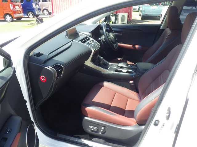 レクサス ＮＸ 200t Iパッケージ 千葉県 2015(平27)年 7.4万km ソニッククォーツ Lexus Safety System+/・プリクラッシュセーフティ/・レーンディパーチャーアラート/・オートハイビーム/・レーダークルーズコントロール/アイドリングストップ/レザーシート/前席パワーシート/シートヒーター/純正SDナビ/地デジTV/【DVD/CD再生機能　Bluetooth接続】/サイド/バックカメラ/革巻きステアリング/ステアリングヒーター/ステアリングスイッチ/ETC/3眼LEDヘッドライト/LEDフォグライト/ウインカーミラー/純正17インチアルミホイル/サイド/カーテンエアバッグ/スマートキー