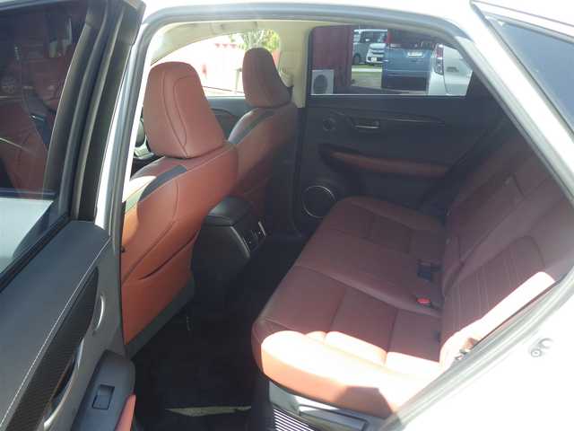 レクサス ＮＸ 200t Iパッケージ 千葉県 2015(平27)年 7.4万km ソニッククォーツ Lexus Safety System+/・プリクラッシュセーフティ/・レーンディパーチャーアラート/・オートハイビーム/・レーダークルーズコントロール/アイドリングストップ/レザーシート/前席パワーシート/シートヒーター/純正SDナビ/地デジTV/【DVD/CD再生機能　Bluetooth接続】/サイド/バックカメラ/革巻きステアリング/ステアリングヒーター/ステアリングスイッチ/ETC/3眼LEDヘッドライト/LEDフォグライト/ウインカーミラー/純正17インチアルミホイル/サイド/カーテンエアバッグ/スマートキー