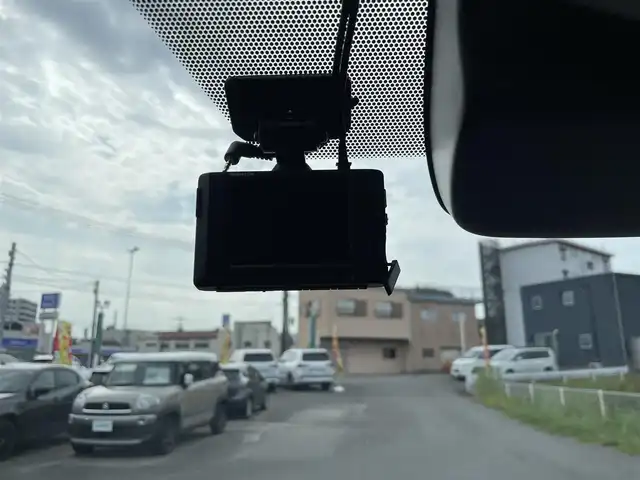 トヨタ ノア S－G 福岡県 2022(令4)年 2.3万km ホワイトパールクリスタルシャイン トヨタセーフティーセンス/コーナーセンサー/レーンキープアシスト/ドラレコ前後/バックカメラ/BT/フルセグTV/メーカーオプションナビ10.5インチ/CD/USB/純正フロアマット/純正アルミホイール/プッシュスタート/スマートキー/オートハイビーム/クルコン/LEDヘッド/ワンオーナー