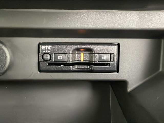 スズキ ソリオ HV MZ 埼玉県 2023(令5)年 2.2万km ピュアホワイトP 純正9インチナビ/　（FM/AM/BT/iPod/CD/DVD）/フルセグテレビ/プッシュスタート/全方位モニター/両側パワースライドドア/ビルトインETC/オートLEDライト/ヘッドアップディスプレイ/シートヒーター/レーンアシスト/クルーズコントロール/衝突被害軽減ブレーキ/コーナーセンサー/純正フロアマット/純正アルミホイール/サーキュレーター/サンバイザー