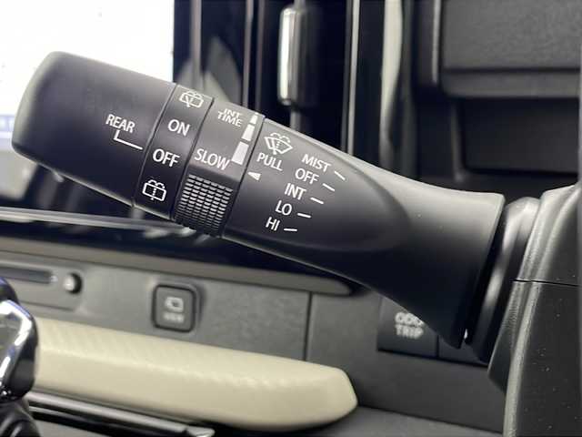 スズキ ソリオ HV MZ 埼玉県 2023(令5)年 2.2万km ピュアホワイトP 純正9インチナビ/　（FM/AM/BT/iPod/CD/DVD）/フルセグテレビ/プッシュスタート/全方位モニター/両側パワースライドドア/ビルトインETC/オートLEDライト/ヘッドアップディスプレイ/シートヒーター/レーンアシスト/クルーズコントロール/衝突被害軽減ブレーキ/コーナーセンサー/純正フロアマット/純正アルミホイール/サーキュレーター/サンバイザー