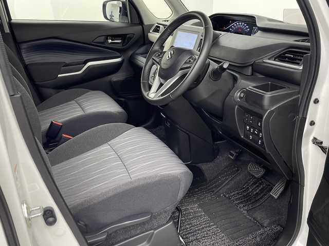 スズキ ソリオ HV MZ 埼玉県 2023(令5)年 2.2万km ピュアホワイトP 純正9インチナビ/　（FM/AM/BT/iPod/CD/DVD）/フルセグテレビ/プッシュスタート/全方位モニター/両側パワースライドドア/ビルトインETC/オートLEDライト/ヘッドアップディスプレイ/シートヒーター/レーンアシスト/クルーズコントロール/衝突被害軽減ブレーキ/コーナーセンサー/純正フロアマット/純正アルミホイール/サーキュレーター/サンバイザー