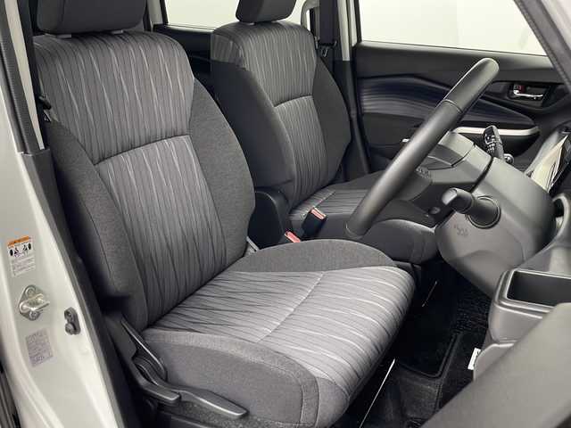 スズキ ソリオ HV MZ 埼玉県 2023(令5)年 2.2万km ピュアホワイトP 純正9インチナビ/　（FM/AM/BT/iPod/CD/DVD）/フルセグテレビ/プッシュスタート/全方位モニター/両側パワースライドドア/ビルトインETC/オートLEDライト/ヘッドアップディスプレイ/シートヒーター/レーンアシスト/クルーズコントロール/衝突被害軽減ブレーキ/コーナーセンサー/純正フロアマット/純正アルミホイール/サーキュレーター/サンバイザー