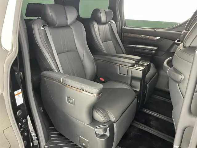 トヨタ アルファードハイブリット エグゼクティブ ラウンジ S 愛知県 2020(令2)年 4.8万km ブラック メーカーナビ/ムーンツインルーフ/JBLプレミアムサウンド/リヤエンターテイメント/HDMI/AC100V電源/ワイヤレス充電/アラウンドビューモニター/ブラインドスポットモニター/デジタルインナーミラー/パーキングアシスト/ベンチレーション/黒レザーシート/トヨタセーフティセンス/パワーバックドア/ステアリングヒーター/ナノイー/Miracast/両側パワースライドドア/パワーシート/LEDオートライト/フォグランプ/純正アルミホイール/フルセグTV/DVD/ETC2.0/前後ドライブレコーダー/純正フロアマット/衝突被害軽減ブレーキ/カーテンエアバック/コーナーセンサー/禁煙車