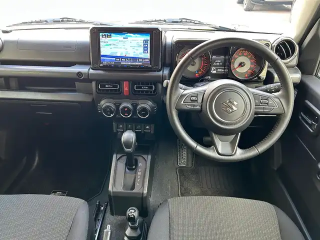 スズキ ジムニー シエラ JC 愛知県 2024(令6)年 4.6万km ジャングルグリーン ワンオーナー/純正SDナビ〈SKX-S808〉/DVD／Bluetooth／地デジTV/バックカメラ/前席シートヒーター/LEDヘッドライト/フロントフォグランプ/アイドリングストップ/ビルトインETC/純正15インチAW/ヘッドライトウォッシャー/スマートキー＆プッシュスタート/スズキセーフティサポート/・前方衝突被害軽減ブレーキアシスト/・デュアルセンサーブレーキサポート/・誤発信抑制機能/・車線逸脱警報/・ふらつき警報/・標識認識機能/・ハイビームアシスト