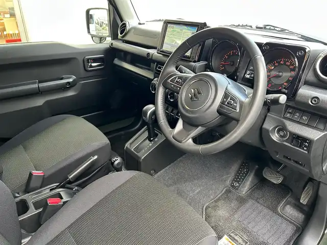 スズキ ジムニー シエラ JC 愛知県 2024(令6)年 4.6万km ジャングルグリーン ワンオーナー/純正SDナビ〈SKX-S808〉/DVD／Bluetooth／地デジTV/バックカメラ/前席シートヒーター/LEDヘッドライト/フロントフォグランプ/アイドリングストップ/ビルトインETC/純正15インチAW/ヘッドライトウォッシャー/スマートキー＆プッシュスタート/スズキセーフティサポート/・前方衝突被害軽減ブレーキアシスト/・デュアルセンサーブレーキサポート/・誤発信抑制機能/・車線逸脱警報/・ふらつき警報/・標識認識機能/・ハイビームアシスト