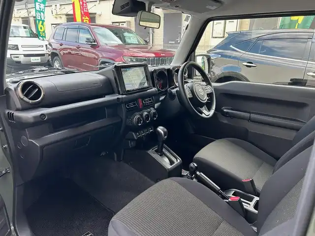 スズキ ジムニー シエラ JC 愛知県 2024(令6)年 4.6万km ジャングルグリーン ワンオーナー/純正SDナビ〈SKX-S808〉/DVD／Bluetooth／地デジTV/バックカメラ/前席シートヒーター/LEDヘッドライト/フロントフォグランプ/アイドリングストップ/ビルトインETC/純正15インチAW/ヘッドライトウォッシャー/スマートキー＆プッシュスタート/スズキセーフティサポート/・前方衝突被害軽減ブレーキアシスト/・デュアルセンサーブレーキサポート/・誤発信抑制機能/・車線逸脱警報/・ふらつき警報/・標識認識機能/・ハイビームアシスト