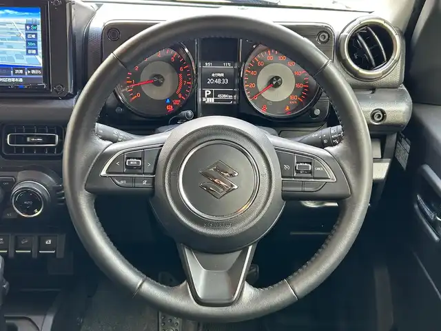 スズキ ジムニー シエラ JC 愛知県 2024(令6)年 4.6万km ジャングルグリーン ワンオーナー/純正SDナビ〈SKX-S808〉/DVD／Bluetooth／地デジTV/バックカメラ/前席シートヒーター/LEDヘッドライト/フロントフォグランプ/アイドリングストップ/ビルトインETC/純正15インチAW/ヘッドライトウォッシャー/スマートキー＆プッシュスタート/スズキセーフティサポート/・前方衝突被害軽減ブレーキアシスト/・デュアルセンサーブレーキサポート/・誤発信抑制機能/・車線逸脱警報/・ふらつき警報/・標識認識機能/・ハイビームアシスト