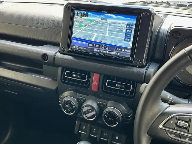 スズキ ジムニー シエラ JC 愛知県 2024(令6)年 4.6万km ジャングルグリーン ワンオーナー/純正SDナビ〈SKX-S808〉/DVD／Bluetooth／地デジTV/バックカメラ/前席シートヒーター/LEDヘッドライト/フロントフォグランプ/アイドリングストップ/ビルトインETC/純正15インチAW/ヘッドライトウォッシャー/スマートキー＆プッシュスタート/スズキセーフティサポート/・前方衝突被害軽減ブレーキアシスト/・デュアルセンサーブレーキサポート/・誤発信抑制機能/・車線逸脱警報/・ふらつき警報/・標識認識機能/・ハイビームアシスト