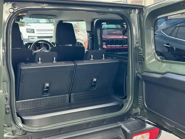 スズキ ジムニー シエラ JC 愛知県 2024(令6)年 4.6万km ジャングルグリーン ワンオーナー/純正SDナビ〈SKX-S808〉/DVD／Bluetooth／地デジTV/バックカメラ/前席シートヒーター/LEDヘッドライト/フロントフォグランプ/アイドリングストップ/ビルトインETC/純正15インチAW/ヘッドライトウォッシャー/スマートキー＆プッシュスタート/スズキセーフティサポート/・前方衝突被害軽減ブレーキアシスト/・デュアルセンサーブレーキサポート/・誤発信抑制機能/・車線逸脱警報/・ふらつき警報/・標識認識機能/・ハイビームアシスト