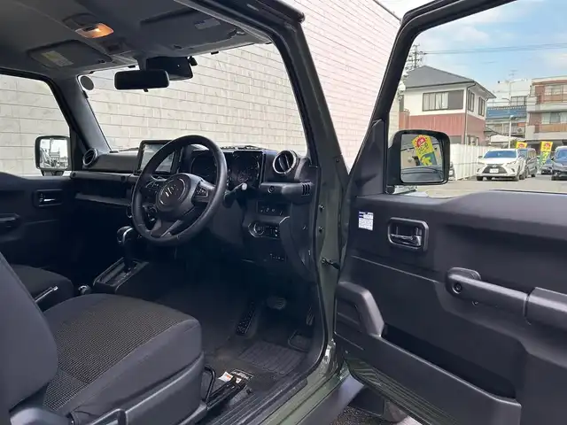 スズキ ジムニー シエラ JC 愛知県 2024(令6)年 4.6万km ジャングルグリーン ワンオーナー/純正SDナビ〈SKX-S808〉/DVD／Bluetooth／地デジTV/バックカメラ/前席シートヒーター/LEDヘッドライト/フロントフォグランプ/アイドリングストップ/ビルトインETC/純正15インチAW/ヘッドライトウォッシャー/スマートキー＆プッシュスタート/スズキセーフティサポート/・前方衝突被害軽減ブレーキアシスト/・デュアルセンサーブレーキサポート/・誤発信抑制機能/・車線逸脱警報/・ふらつき警報/・標識認識機能/・ハイビームアシスト