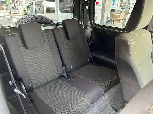 スズキ ジムニー シエラ JC 愛知県 2024(令6)年 4.6万km ジャングルグリーン ワンオーナー/純正SDナビ〈SKX-S808〉/DVD／Bluetooth／地デジTV/バックカメラ/前席シートヒーター/LEDヘッドライト/フロントフォグランプ/アイドリングストップ/ビルトインETC/純正15インチAW/ヘッドライトウォッシャー/スマートキー＆プッシュスタート/スズキセーフティサポート/・前方衝突被害軽減ブレーキアシスト/・デュアルセンサーブレーキサポート/・誤発信抑制機能/・車線逸脱警報/・ふらつき警報/・標識認識機能/・ハイビームアシスト