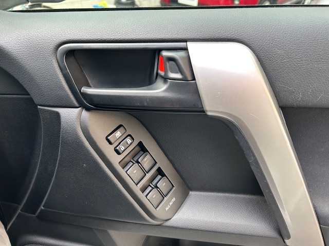 トヨタ ランドクルーザー プラド TX 東京都 2018(平30)年 2.5万km ホワイトパールクリスタルシャイン ワンオーナー/社外ナビ　CN-F1XD/　＜フルセグTV/DVD/Blu-ray/CD/Bluetooth/SD＞/バックカメラ/ETC/レーダークルーズ/レーンディパーチャーアラート/プリクラッシュセーフティ/コーナーセンサー/社外レーダー/ルーフレール/スタッドレスタイヤ4本車載/純正フロアマット/ドアバイザー/スペアキー/取扱説明書/保証書