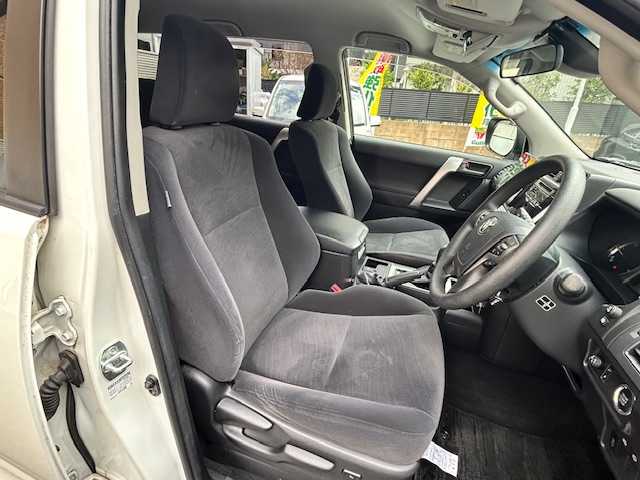 トヨタ ランドクルーザー プラド TX 東京都 2018(平30)年 2.5万km ホワイトパールクリスタルシャイン ワンオーナー/社外ナビ　CN-F1XD/　＜フルセグTV/DVD/Blu-ray/CD/Bluetooth/SD＞/バックカメラ/ETC/レーダークルーズ/レーンディパーチャーアラート/プリクラッシュセーフティ/コーナーセンサー/社外レーダー/ルーフレール/スタッドレスタイヤ4本車載/純正フロアマット/ドアバイザー/スペアキー/取扱説明書/保証書