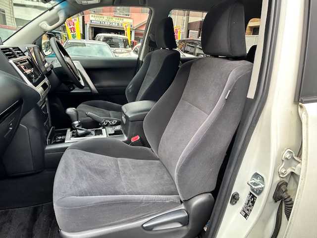 トヨタ ランドクルーザー プラド TX 東京都 2018(平30)年 2.5万km ホワイトパールクリスタルシャイン ワンオーナー/社外ナビ　CN-F1XD/　＜フルセグTV/DVD/Blu-ray/CD/Bluetooth/SD＞/バックカメラ/ETC/レーダークルーズ/レーンディパーチャーアラート/プリクラッシュセーフティ/コーナーセンサー/社外レーダー/ルーフレール/スタッドレスタイヤ4本車載/純正フロアマット/ドアバイザー/スペアキー/取扱説明書/保証書