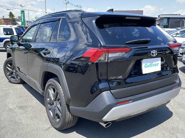 トヨタ ＲＡＶ４ アドベンチャー 道東・釧路十勝 2023(令5)年 1.2万km アティチュードブラックマイカ ワンオーナー/純正10.5インチナビ/　Bluetooth/フルセグTV/AM/FM/AppleCarPlay/AndroidAuto/トヨタセーフティセンス/　衝突被害軽減ブレーキ/　プリクラッシュセーフティ/　レーントレーシングアシスト/　レーダークルーズコントロール/　ロードサインアシスト/　オートハイビーム/　ブラインドスポットモニター/デジタルインナーミラー/ビルトインETC2.0/バックカメラ/LEDヘッドライト/LEDフォグランプ/合皮シート/純正19インチアルミホイール/シートヒーター(D/N席)/シートクーラー(D/N席)/ステアリングヒーター/D席パワーシート(シートメモリー付)/電動パーキングブレーキ(HOLDスイッチ付)/ドアバイザー/Silk Blaze ラバーフロアマット/サイド+カーテンエアバッグ/スマートキー×2本/保証書、取扱説明書付属