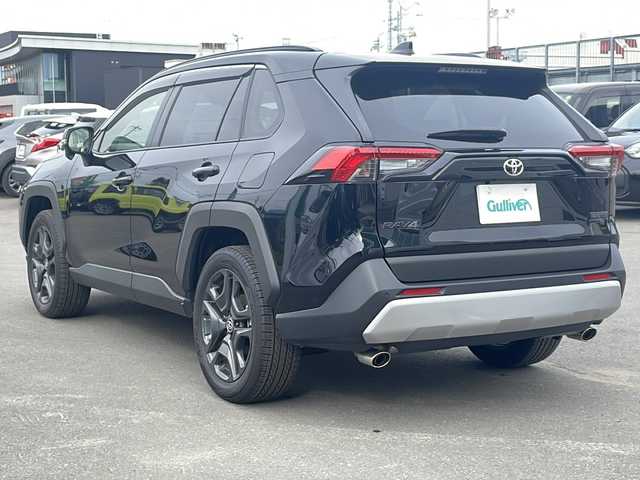 トヨタ ＲＡＶ４ アドベンチャー 道東・釧路十勝 2023(令5)年 1.2万km アティチュードブラックマイカ ワンオーナー/純正10.5インチナビ/　Bluetooth/フルセグTV/AM/FM/AppleCarPlay/AndroidAuto/トヨタセーフティセンス/　衝突被害軽減ブレーキ/　プリクラッシュセーフティ/　レーントレーシングアシスト/　レーダークルーズコントロール/　ロードサインアシスト/　オートハイビーム/　ブラインドスポットモニター/デジタルインナーミラー/ビルトインETC2.0/バックカメラ/LEDヘッドライト/LEDフォグランプ/合皮シート/純正19インチアルミホイール/シートヒーター(D/N席)/シートクーラー(D/N席)/ステアリングヒーター/D席パワーシート(シートメモリー付)/電動パーキングブレーキ(HOLDスイッチ付)/ドアバイザー/Silk Blaze ラバーフロアマット/サイド+カーテンエアバッグ/スマートキー×2本/保証書、取扱説明書付属