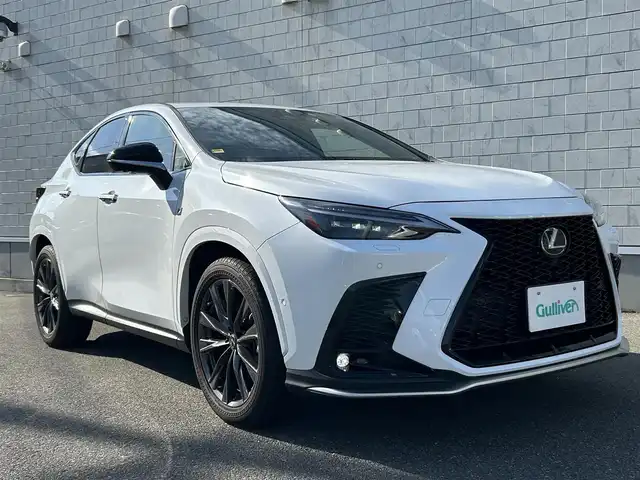 レクサス ＮＸ 350h Fスポーツ 山形県 2023(令5)年 1.3万km ホワイトノーヴァガラスフレーク 4WD/レクサスセーフティシステム＋/・衝突軽減ブレーキ/・ブラインドスポットモニター/・レーントレーシングアシスト/・パーキングサポートブレーキ/レーダークルーズコントロール/サンルーフ/デジタルインナーミラー/純正14インチナビ/・Bluetooth/フルセグTV/USB/Carplay/パノラマミックビューモニター/置くだけ充電/ビルドインETC/赤レザーシート/前席シートヒーター/エアシート/パワーバックドア/前席パワーシート/運転席メモリーシート/三眼LEDヘッドライト/ヘッドアップディスプレイ