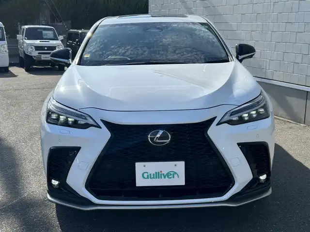 レクサス ＮＸ 350h Fスポーツ 山形県 2023(令5)年 1.3万km ホワイトノーヴァガラスフレーク 4WD/レクサスセーフティシステム＋/・衝突軽減ブレーキ/・ブラインドスポットモニター/・レーントレーシングアシスト/・パーキングサポートブレーキ/レーダークルーズコントロール/サンルーフ/デジタルインナーミラー/純正14インチナビ/・Bluetooth/フルセグTV/USB/Carplay/パノラマミックビューモニター/置くだけ充電/ビルドインETC/赤レザーシート/前席シートヒーター/エアシート/パワーバックドア/前席パワーシート/運転席メモリーシート/三眼LEDヘッドライト/ヘッドアップディスプレイ