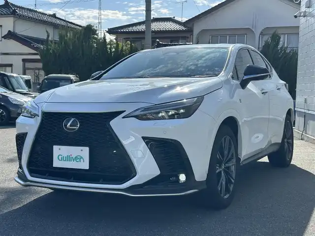 レクサス ＮＸ 350h Fスポーツ 山形県 2023(令5)年 1.3万km ホワイトノーヴァガラスフレーク 4WD/レクサスセーフティシステム＋/・衝突軽減ブレーキ/・ブラインドスポットモニター/・レーントレーシングアシスト/・パーキングサポートブレーキ/レーダークルーズコントロール/サンルーフ/デジタルインナーミラー/純正14インチナビ/・Bluetooth/フルセグTV/USB/Carplay/パノラマミックビューモニター/置くだけ充電/ビルドインETC/赤レザーシート/前席シートヒーター/エアシート/パワーバックドア/前席パワーシート/運転席メモリーシート/三眼LEDヘッドライト/ヘッドアップディスプレイ