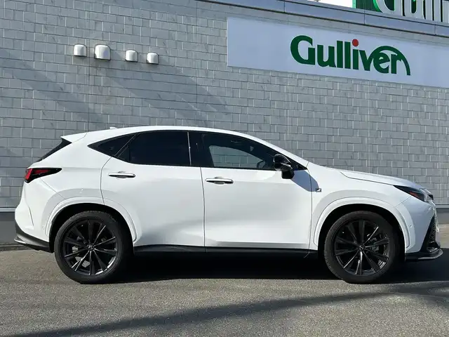 レクサス ＮＸ 350h Fスポーツ 山形県 2023(令5)年 1.3万km ホワイトノーヴァガラスフレーク 4WD/レクサスセーフティシステム＋/・衝突軽減ブレーキ/・ブラインドスポットモニター/・レーントレーシングアシスト/・パーキングサポートブレーキ/レーダークルーズコントロール/サンルーフ/デジタルインナーミラー/純正14インチナビ/・Bluetooth/フルセグTV/USB/Carplay/パノラマミックビューモニター/置くだけ充電/ビルドインETC/赤レザーシート/前席シートヒーター/エアシート/パワーバックドア/前席パワーシート/運転席メモリーシート/三眼LEDヘッドライト/ヘッドアップディスプレイ