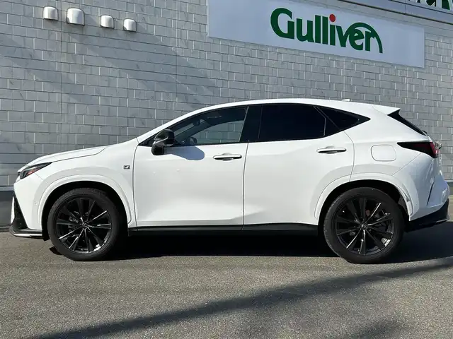 レクサス ＮＸ 350h Fスポーツ 山形県 2023(令5)年 1.3万km ホワイトノーヴァガラスフレーク 4WD/レクサスセーフティシステム＋/・衝突軽減ブレーキ/・ブラインドスポットモニター/・レーントレーシングアシスト/・パーキングサポートブレーキ/レーダークルーズコントロール/サンルーフ/デジタルインナーミラー/純正14インチナビ/・Bluetooth/フルセグTV/USB/Carplay/パノラマミックビューモニター/置くだけ充電/ビルドインETC/赤レザーシート/前席シートヒーター/エアシート/パワーバックドア/前席パワーシート/運転席メモリーシート/三眼LEDヘッドライト/ヘッドアップディスプレイ